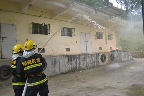 海峽科化龍巖三家單位聯(lián)合舉行民爆物品儲存反恐怖（縱火）應急預案演練。兼職消防人員撲滅倉庫火��?��?葉莉攝[2].jpg
