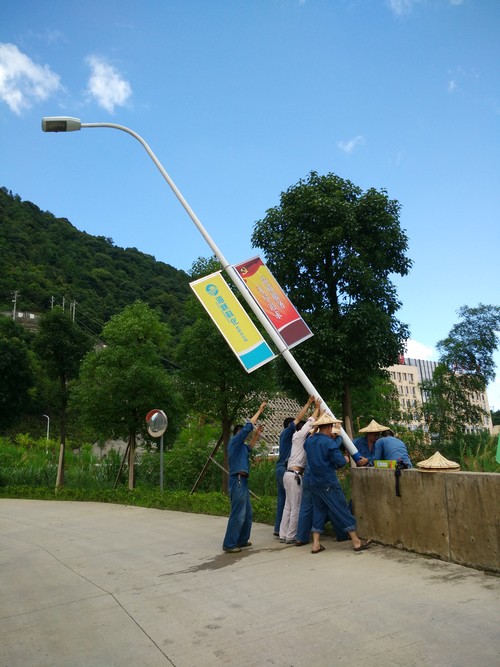臺(tái)風(fēng)過后海峽科化龍巖分公司機(jī)修車間黨員齊力搶修故障路燈1。廖文毅 鐘強(qiáng)光攝[2].jpg