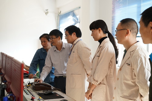 葉莉：吳彩洪董事長到龍巖分公司調(diào)研。圖為深入江山乳二車間試驗線中控室查看，與技術(shù)方負責人親切交��?[2].jpg