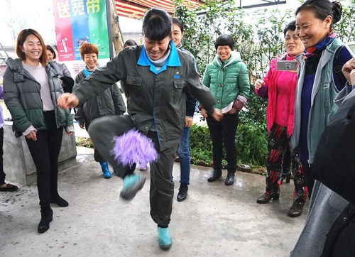 葉莉：龍巖分公司女工委開展三八節(jié)戶外活動(dòng)。圖為踢毽子比賽。[2].jpg