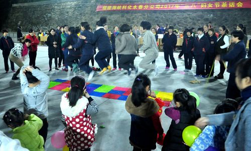 永春分公司三八節(jié)活動：光腳跳“指壓板”。（陳宏金）[3].jpg