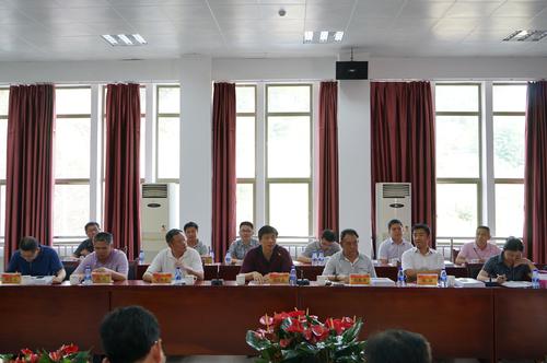 海峽科化龍巖分公司“SGR-FL型乳化炸藥生產(chǎn)系統(tǒng)”順利通過國家工信部科技成果鑒定。圖為工信部李維嘉巡視員對本次鑒定會進行總結。鄧義楨 攝.jpg