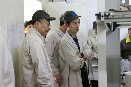 圖1：專家組組長曹曉宏帶領(lǐng)專家在現(xiàn)場了解、考察設(shè)備運(yùn)行情況.jpg