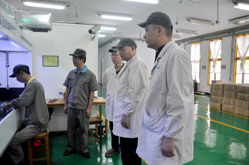 （建議采用）陳玉�?機(jī)電（控股）公司黨委委員、副總經(jīng)理陳伯煒一行深入電子雷管生產(chǎn)線檢查_調(diào)整大小.JPG