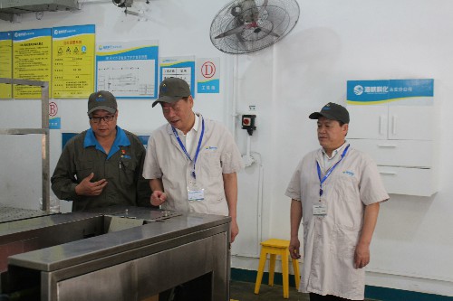 永安分公司賴寶祿：林心鑾深入車間項目技改試生產(chǎn)運行情況與智能化機器人裝車系統(tǒng)~1.jpg