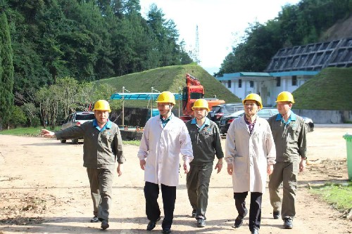 海峽科化永安分公司荊東杰：省機(jī)電控股公司黨委委員、副總經(jīng)理吳大文到海峽科化永安分公司調(diào)研指導(dǎo)汛期災(zāi)后自救及復(fù)工復(fù)產(chǎn)工作照�?~1.jpg