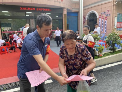 格式工廠龍巖分公�?黃曉�?參與社區(qū)服務.jpg