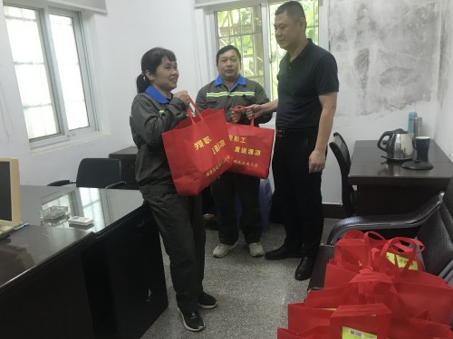 格式工廠民化建設(shè) 林江�?海峽科化公司黨委委員、副總經(jīng)理祁忠清到民化建設(shè)公司開展夏送清涼活�?.jpg